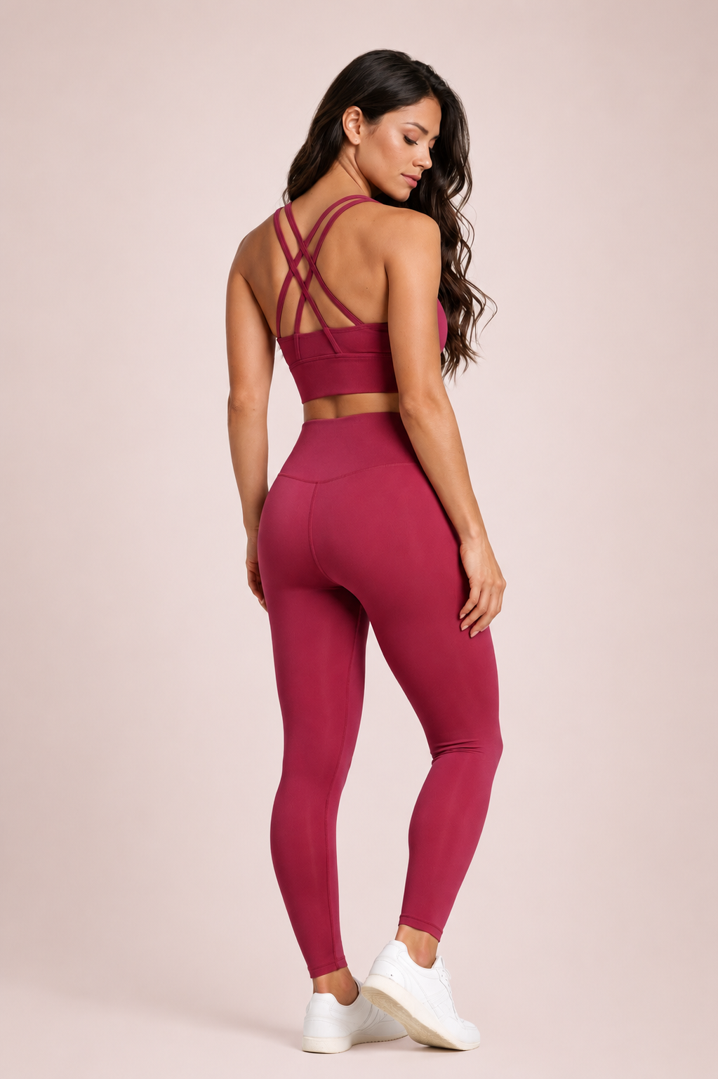 Vue de dos en pied de l’ensemble activewear AURA Berry Rose GLIIMA, avec legging taille haute et brassière à fines bretelles croisées.