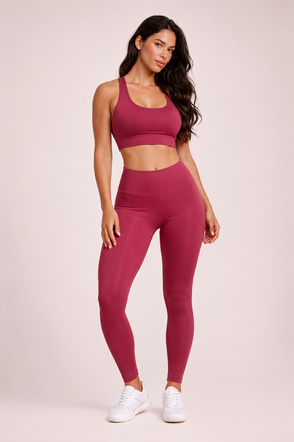 Vue de face en pied de l’ensemble activewear AURA Berry Rose GLIIMA, composé d’un legging taille haute et d’une brassière assortie.