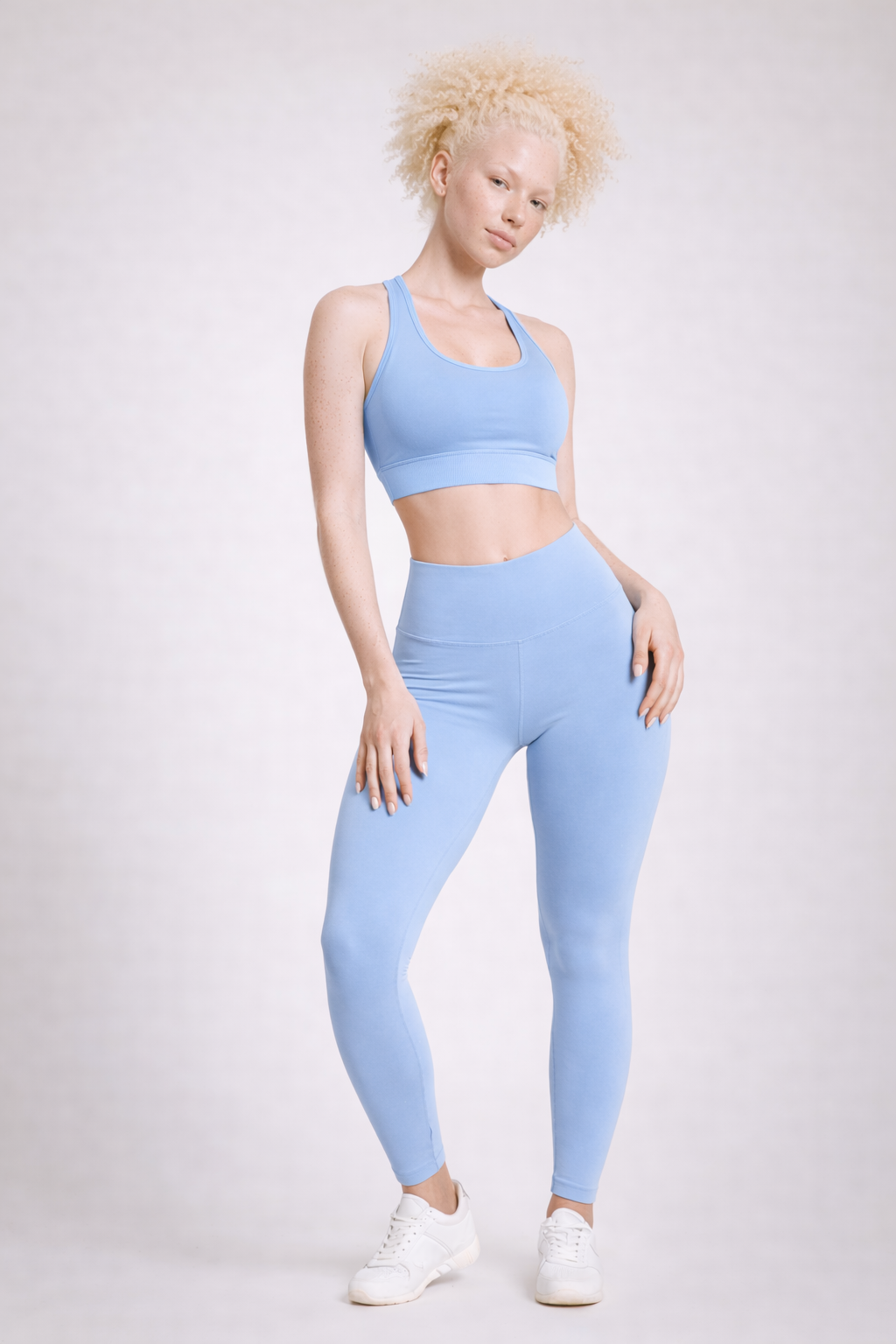 Vue de face en pied de l’ensemble activewear AURA Berry Rose GLIIMA, composé d’un legging taille haute et d’une brassière assortie.