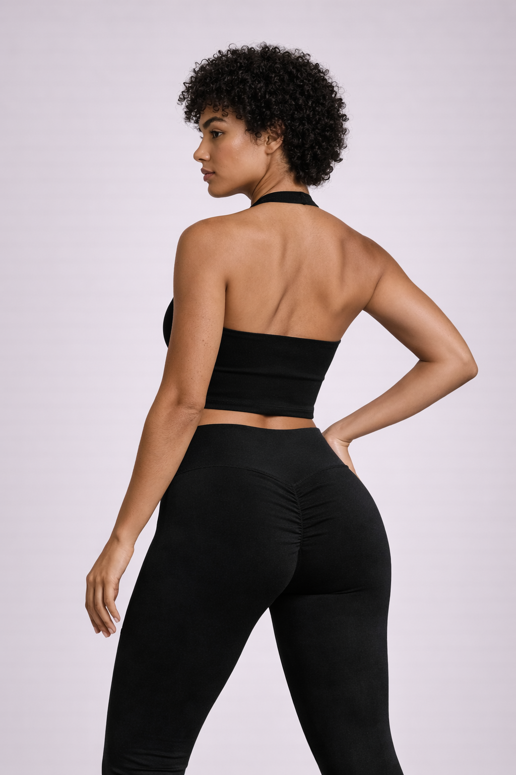 Vue de dos rapprochée de l’ensemble activewear LYRA Black GLIIMA, avec haut col halter dos nu et legging taille haute à léger scrunch.