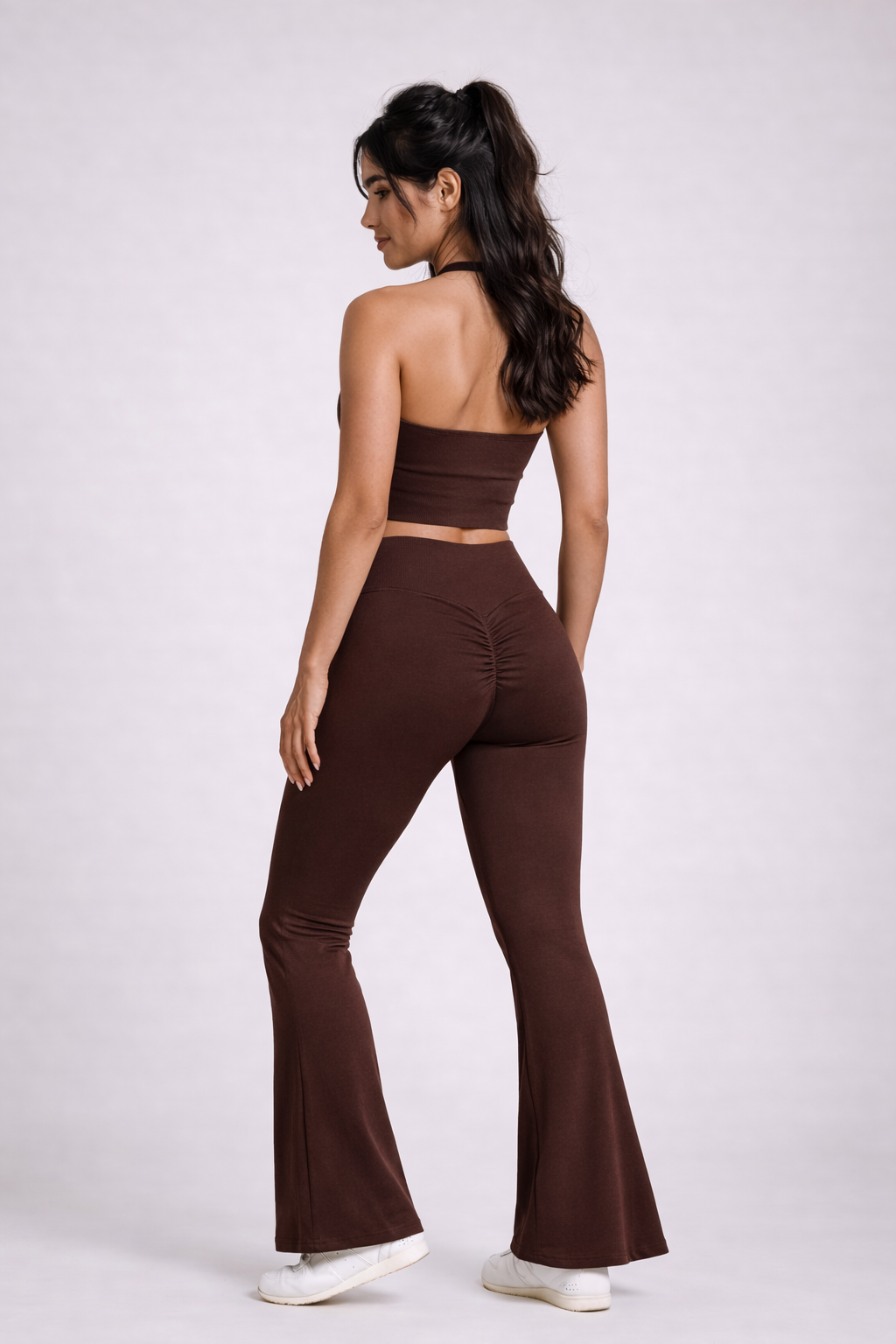 Vue de dos en pied de l’ensemble activewear LYRA Kokoa GLIIMA, avec legging flare taille haute à léger scrunch et haut halter dos nu.