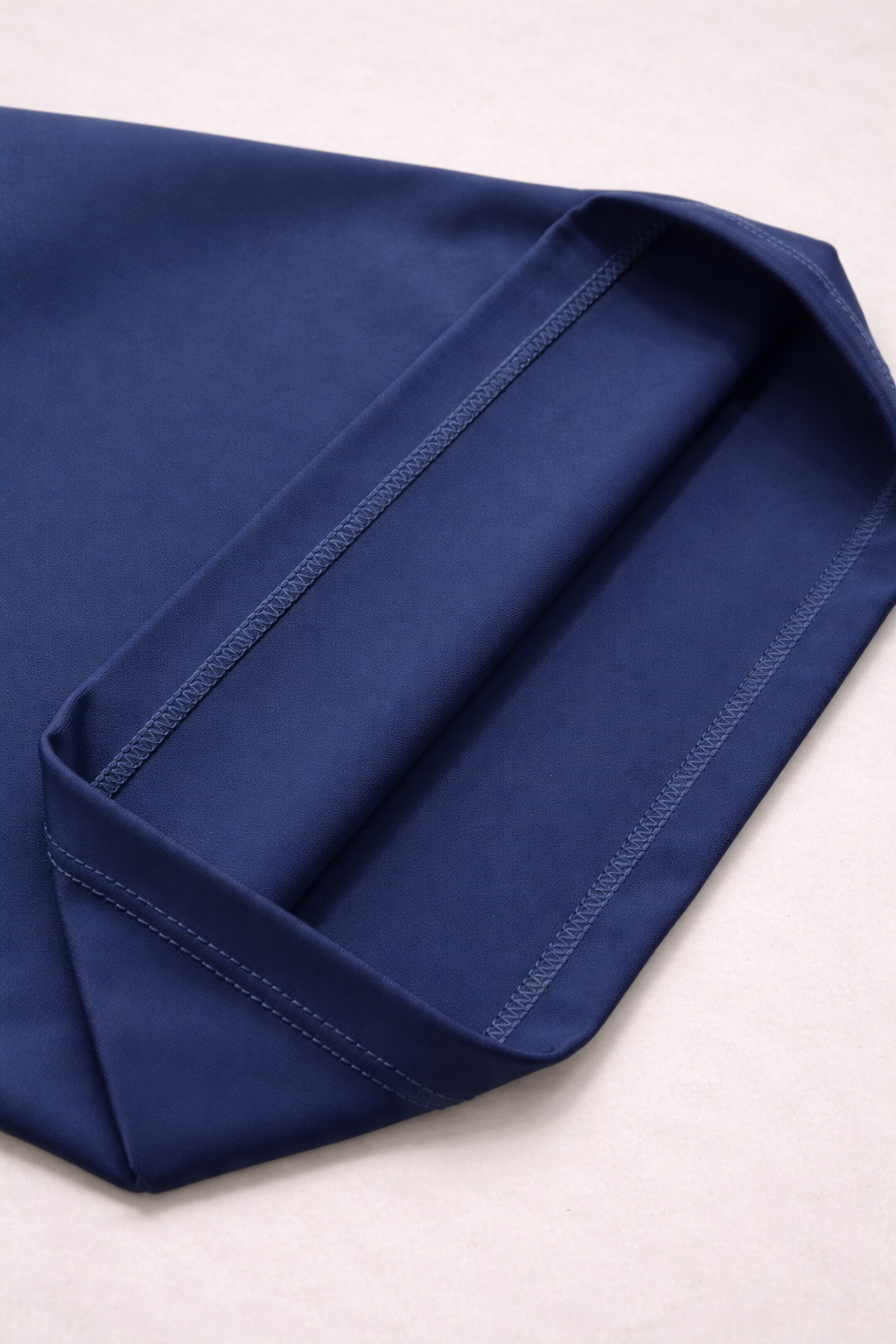 Détail de l’ourlet intérieur et des coutures du legging flare LYRA Navy GLIIMA.