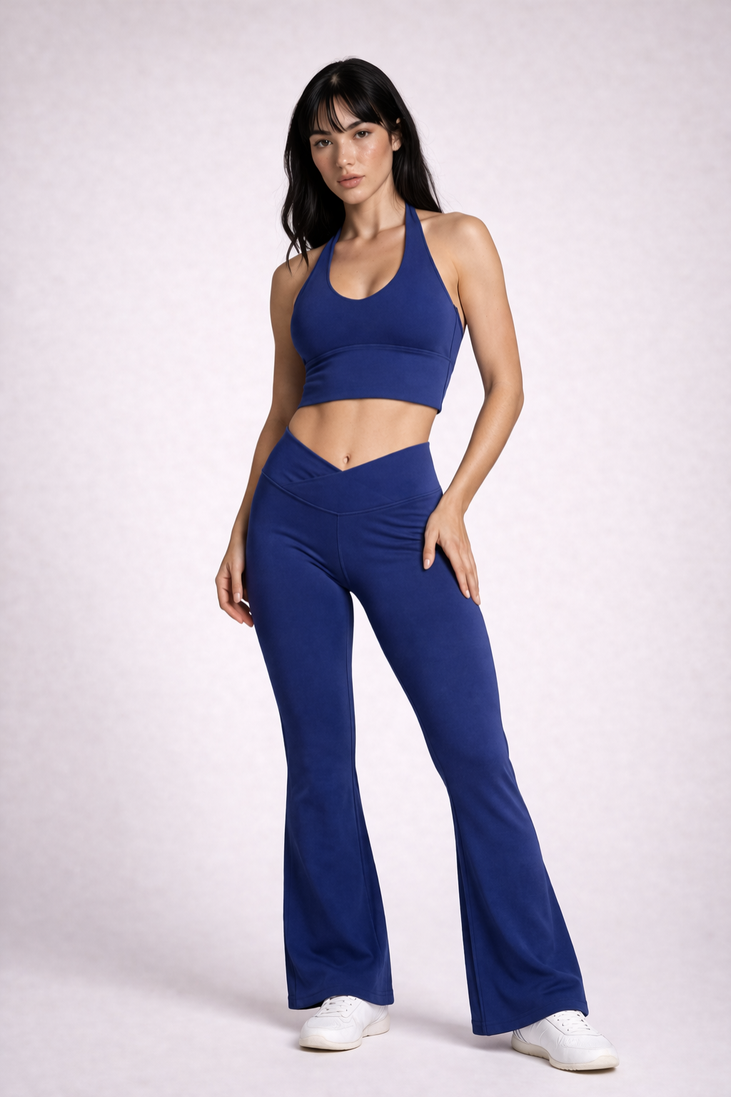 Vue de face en pied de l’ensemble activewear LYRA navy GLIIMA, avec legging flare taille haute croisée en V et brassière col halter.