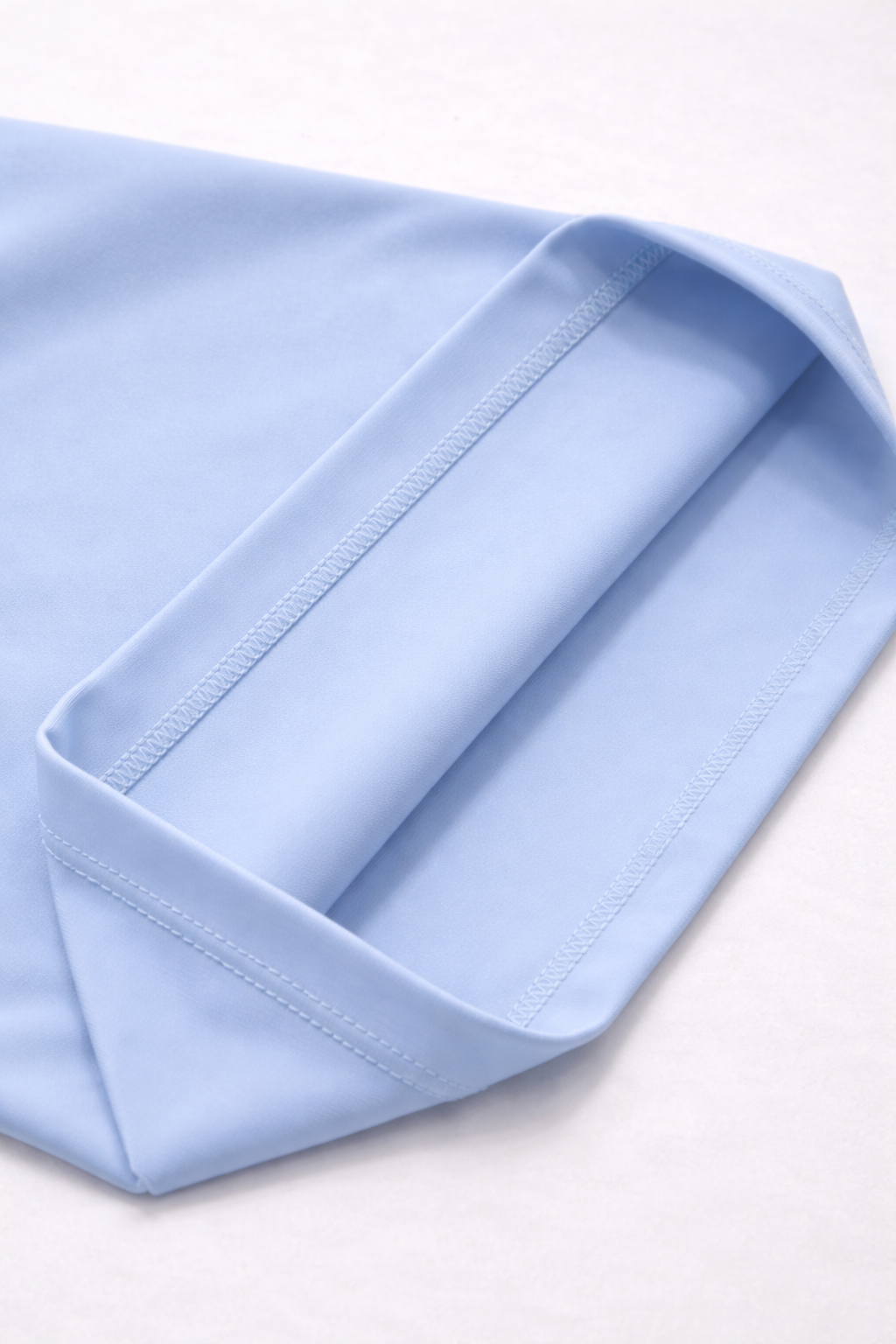 Détail de l’ourlet intérieur et des coutures du legging flare LYRA Powder Blue GLIIMA.