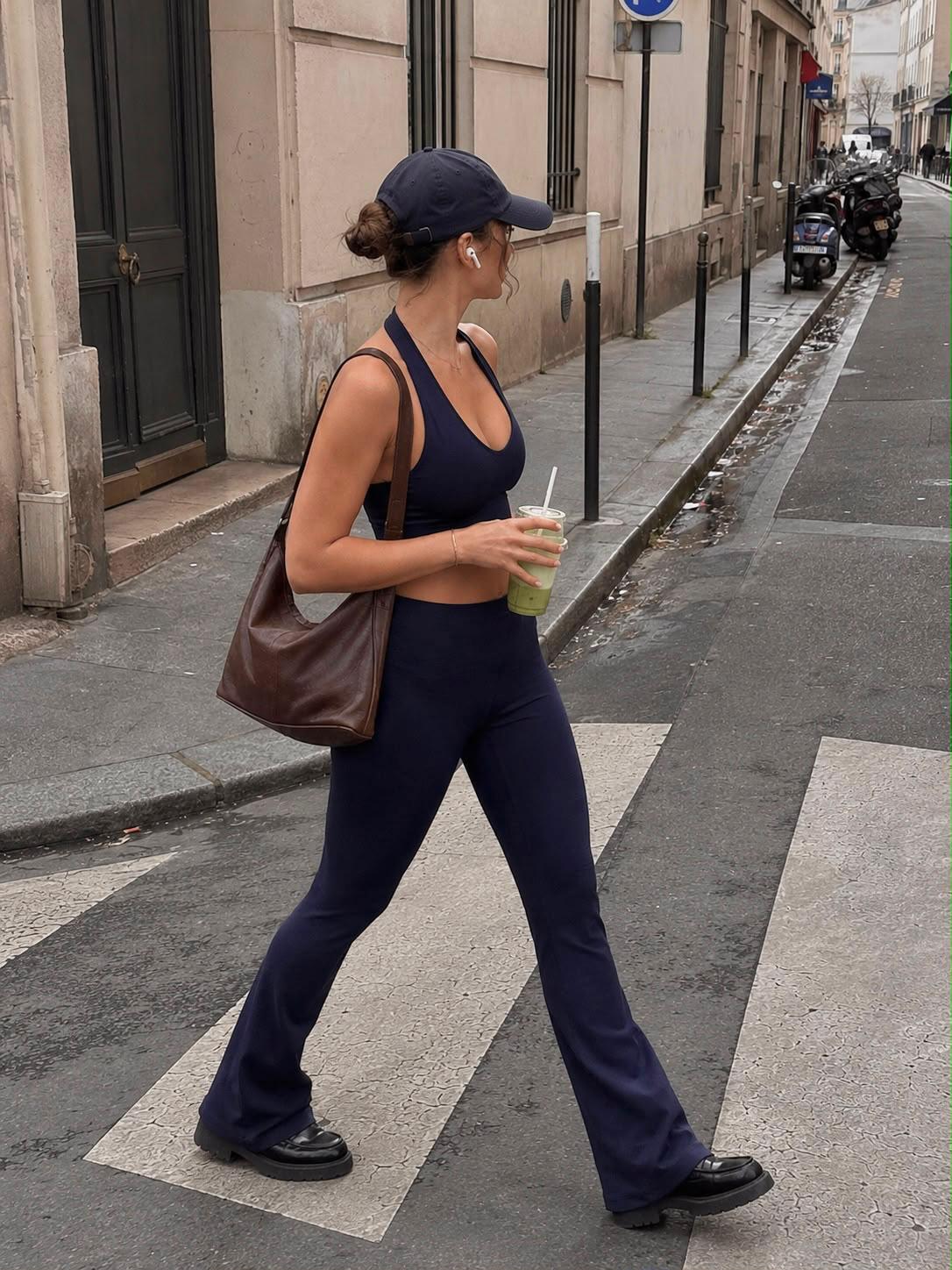 Publication Instagram GLIIMA en ensemble navy porté en ville
