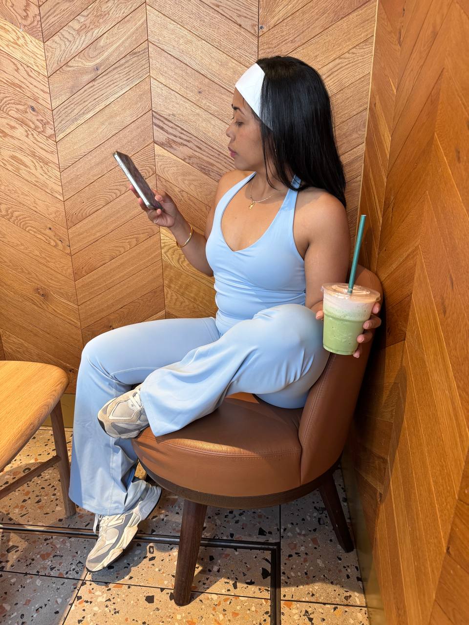 Look café GLIIMA avec ensemble bleu