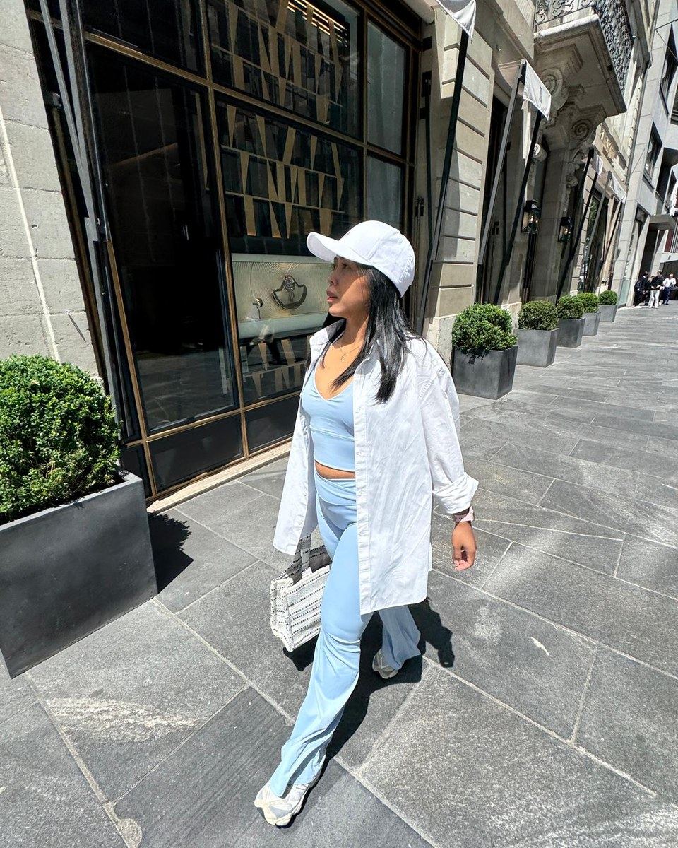 Look ville GLIIMA avec ensemble athleisure clair